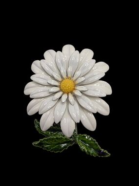 Vintage 1960's White Daisy / Chrysanthemum Enamel Flower Brooch Pin Green Leaves